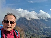 42 Dalla vetta del Monte Gioco selfie verso l'Alben ricoperto da bianche nuvole